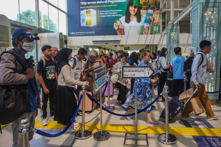PT Kereta Api Indonesia/KAI (Persero) melakukan pembenahan berbagai fasilitas di Stasiun Pasar Senen, Jakarta, seperti penambahan delapan eskalator, optimalisasi penyejuk ruangan, serta penambahan petugas pada periode libur natal dan tahun baru terhitung sejak 19 Desember hingga 5 Januari 2025.