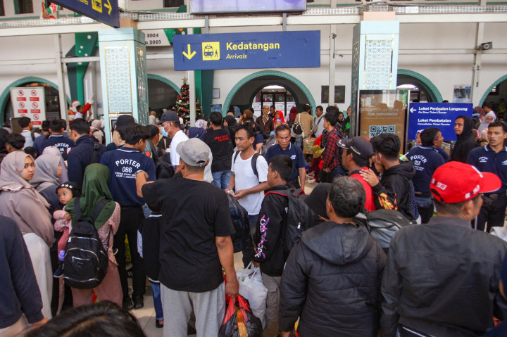 Hendrik mengatakan pada periode libur panjang ini juga, Stasiun Pasar Senen menambah sumber daya manusia (SDM) untuk bertugas. Seperti penambahan tenaga parkir untuk memastikan flow parkir penumpang berjalan baik, serta menambah petugas kebersihan guna menjaga kenyamanan penumpang di Stasiun Pasar Senen.