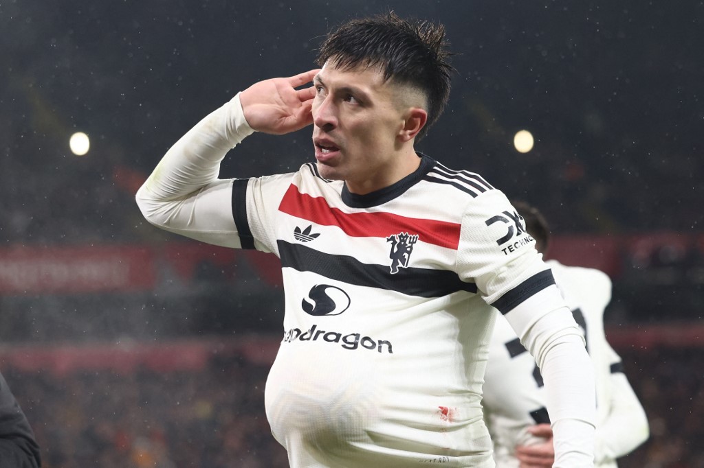 Lisandro Martinez membawa United unggul lebih dulu, tapi dua gol yang dibuat Cody Gakpo serta Mohamed Salah membuat Liverpool berbalik unggul, sebelum Amad Diallo menyelamatkan MU dari kekalahan.