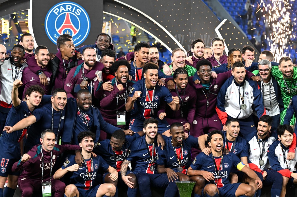 Gol semata wayang Ousmane Dembele pada menit 90+2 melambungkan PSG ke tempat tertinggi kompetisi itu, demikian catatan Trophee des Champions.