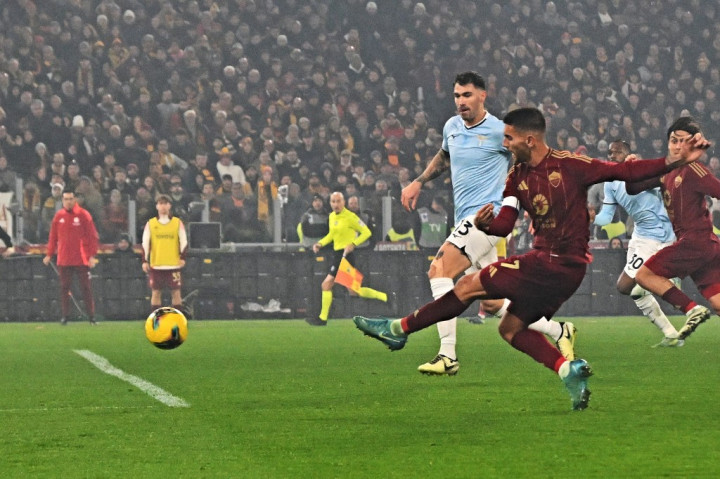 Roma langsung mencetak gol pertama saat laga baru berjalan 10 menit lewat aksi Lorenzo Pellegrini. Menerima umpan silang Alexis Saelemaekers, Pellegri melepaskan sepakan keras di dalam kotak penalti yang membuat kedudukan 1-0.
