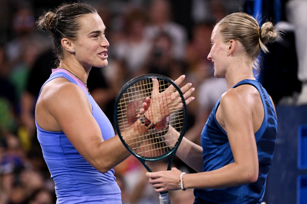 Sabalenka bangkit untuk mengalahkan petenis kualifikasi berusia 21 tahun Polina Kudermetova 4-6, 6-3, 6-2 di final, Minggu (5/1), untuk mengamankan gelar ke-18 dalam kariernya.