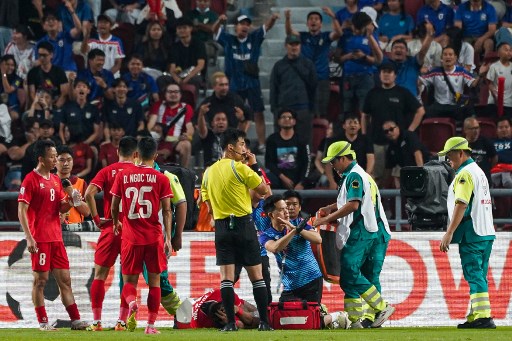 Pada menit ke-32 Son tiba-tiba jatuh, lalu berteriak sambil memegang kaki. Wasit kemudian meminta tim medis memberikan perawatan kepada penyerang berusia 27 tahun itu. Pemilik nama asli Rafaelson Bezerra Fernandes itu kemudian digantikan oleh Nguyen Tien Linh pada menit ke-34.