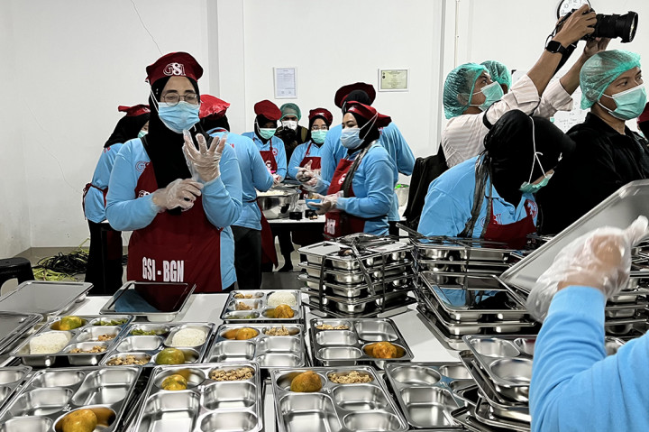 Gubernur Lembaga Ketahanan Nasional (Lemhanas) Ace Hasan Syadzily meninjau dapur makan bergizi gratis (MBG) di Kampung Kebayunan, Tapos, Depok, Jawa Barat, Senin pagi, 6 Januari 2025. Dapur terbesar di Depok ini disebut bersih dan sesuai standar Badan Gizi Nasional (BGN).