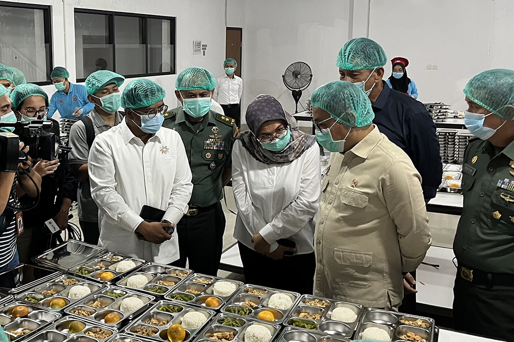 Pantauan Metrotvnews.com, Ace mengecek langsung setiap dapur yang ada. Dalam pengecekan ini, ia didampingi Mayjen TNI Rido Hermawan, selaku Deputi Pemantapan Nilai-Nilai Kebangsaan Lemhannas RI. 