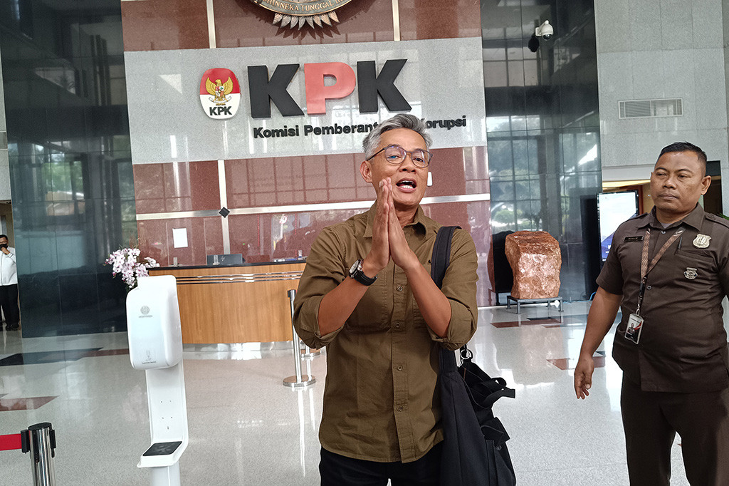 Pantauan Metrotvnews.com, Wahyu hadir pukul 12.33 WIB. Dia datang sendiri dengan berpakaian kemeja cokelat dan celana panjang hitam serta membawa tas.