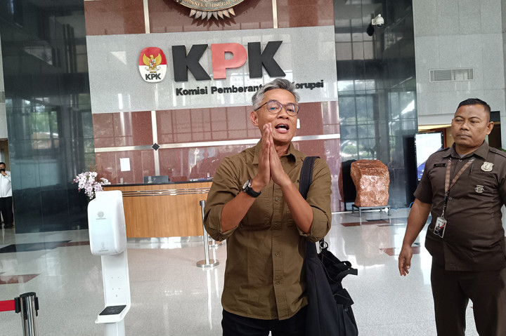 Pantauan Metrotvnews.com, Wahyu hadir pukul 12.33 WIB. Dia datang sendiri dengan berpakaian kemeja cokelat dan celana panjang hitam serta membawa tas.