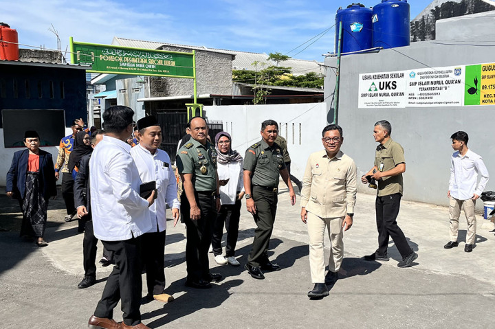 Dapur makan bergizi gratis di Kampung Kebayunan, Tapos, Depok, Jawa Barat selesai mendistribusikan 16.000 porsi ke target sasaran. Salah satu penerima ialah siswa SMP Islam Nurul Qur'an, Tapos, Depok.