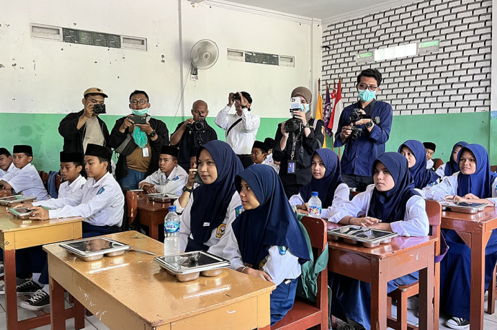 SMP Islam Nurul Qur'an merupakan sekolah yang terdapat pesantren dan asrama dengan rata-rata siswa berlatar belakang kurang mampu. Dengan makan bergizi gratis ini, dinilai mampu mengurangi pengeluaran pesantren. 