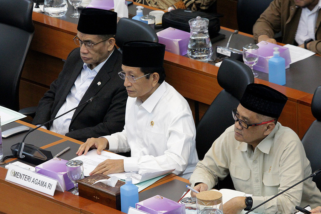 Menteri Agama Nasaruddin Umar (tengah) bersama Wakil Menteri Agama Saiful Rahmat Dasuki (kiri) didampingi Kepala Badan Penyelenggara Haji (BP Haji), Mochammad Irfan Yusuf saat hadir dalam Rapat Kerja (Raker) Panja Haji Komisi VIII DPR dengan Kementerian Agama dan pihak terkait di Gedung Parlemen, Jakarta, Senin, 6 Januari 2025. 