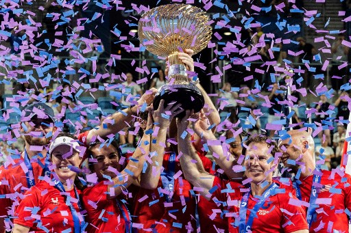 Amerika Serikat meraih gelar United Cup di Sydney, Minggu, 5 Januari 2025 malam, setelah mengaslahkan Polandia di babak final. Kesuksesan AS meraih gelar kedua United Cup dipastikan lewat kemenangan Coco Gauff dan Taylor Fritz.
