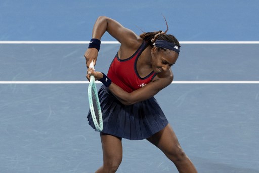 Coco Gauff memenangi pertandingan tunggal pembuka 6-4, 6-4 melawan Iga Swiatek.