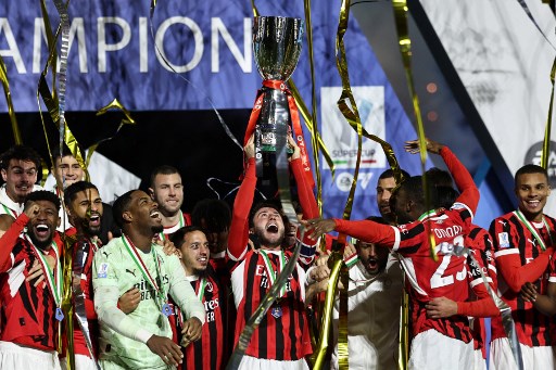 AC Milan berhasil merengkuh gelar juara Piala Super Italia usai menang dramatis 3-2 atas rival sekota Inter Milan di babak final yang digelar di Al-Awwal Park, Riyadh, Selasa, 7 Januari 2025 dini hari WIB.