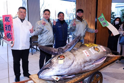 Seekor tuna sirip biru dari Oma, Prefektur Aomori, laku seharga ¥207 juta (sekitar Rp21 miliar), harga tertinggi kedua yang pernah tercatat, dalam lelang pertama tahun ini di Pasar Ikan Toyosu, Tokyo, Minggu, 5 Januari 2025.