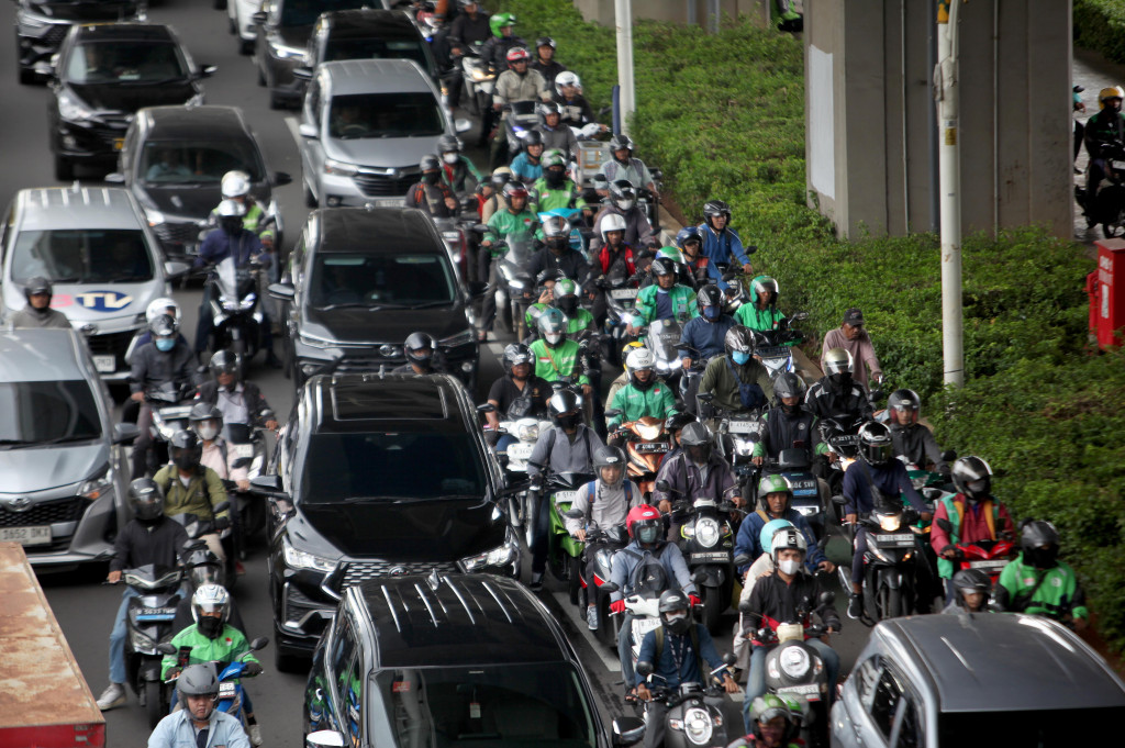 Kemacetan kendaraan roda dua dan roda empat di ruas jalan Gatot Subroto, Jakarta, Selasa, 7 Januari 2025. 