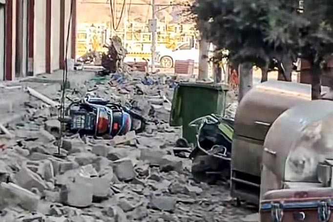 Sebanyak 53 orang tewas dan 63 orang lainnya terluka akibat gempa berkekuatan 6,8 magnitudo yang melanda wilayah Tibet, Tiongkok Selatan, lapor Kantor berita Xinhua.