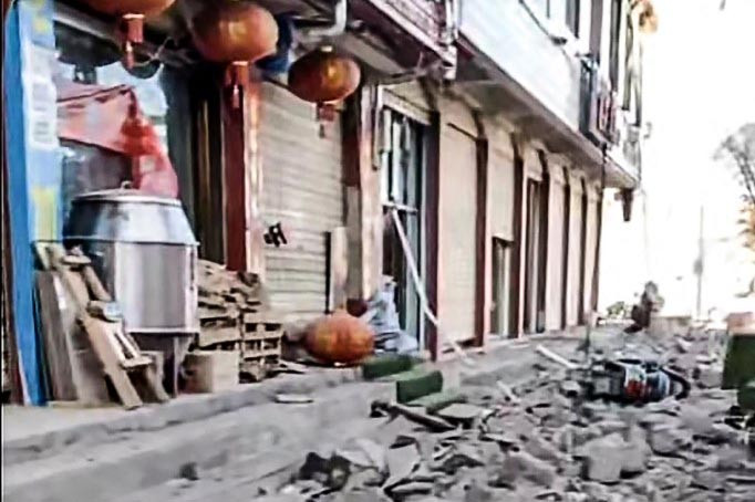 Pejabat pemerintah setempat menjangkau berbagai kotapraja untuk menilai dampak gempa. Sementara, militer Tiongkok mulai mengerahkan pesawat nirawak untuk meneliti pusat gempa.