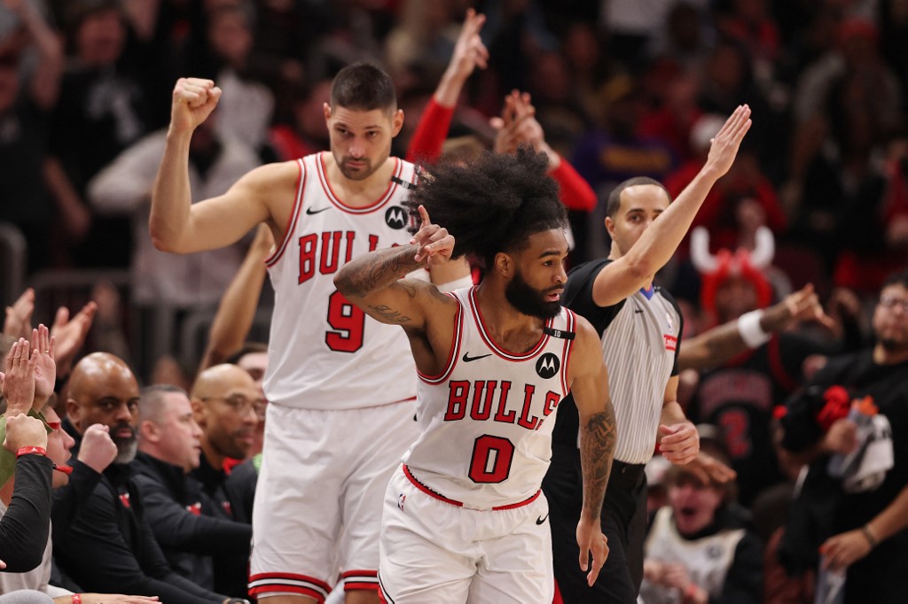 Sempat tertinggal 19 poin, Bulls bangkit pada kuarter keempat dengan kontribusi signifikan dari Nikola Vucevic yang menambahkan 24 poin dan 11 rebound, serta Coby White yang menyumbang 23 poin.