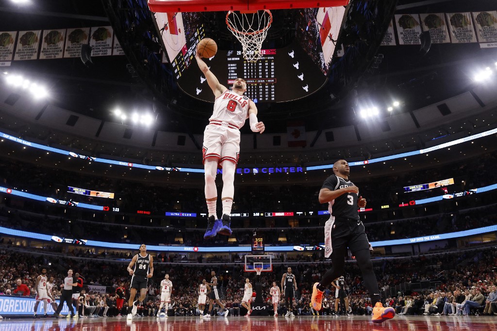 Keberhasilan tersebut sekaligus mengantarkan Bulls meraih kemenangan dramatis atas Spurs.
