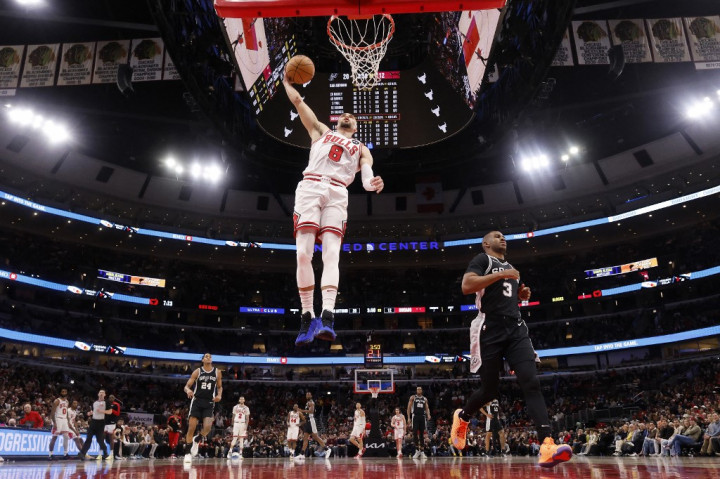 Keberhasilan tersebut sekaligus mengantarkan Bulls meraih kemenangan dramatis atas Spurs.