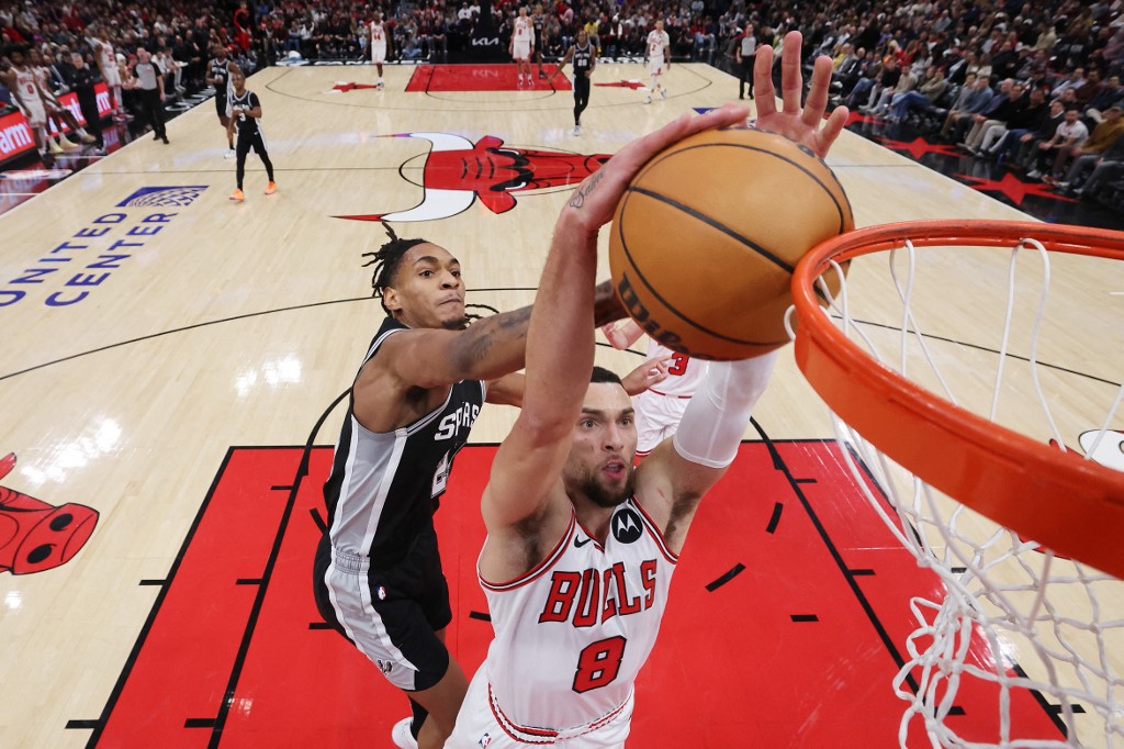 Mengutip laman NBA, Zach LaVine tampil luar biasa dengan mencetak 35 poin, 10 rebound, dan delapan assist untuk memimpin kebangkitan Chicago.