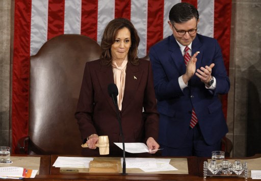 Sidang Kongres AS dipimpin oleh Wakil Presiden Kamala Harris yang secara konstitusional adalah pemimpin Senat AS. Harris sendiri kalah dari Trump pada pilpres tersebut.