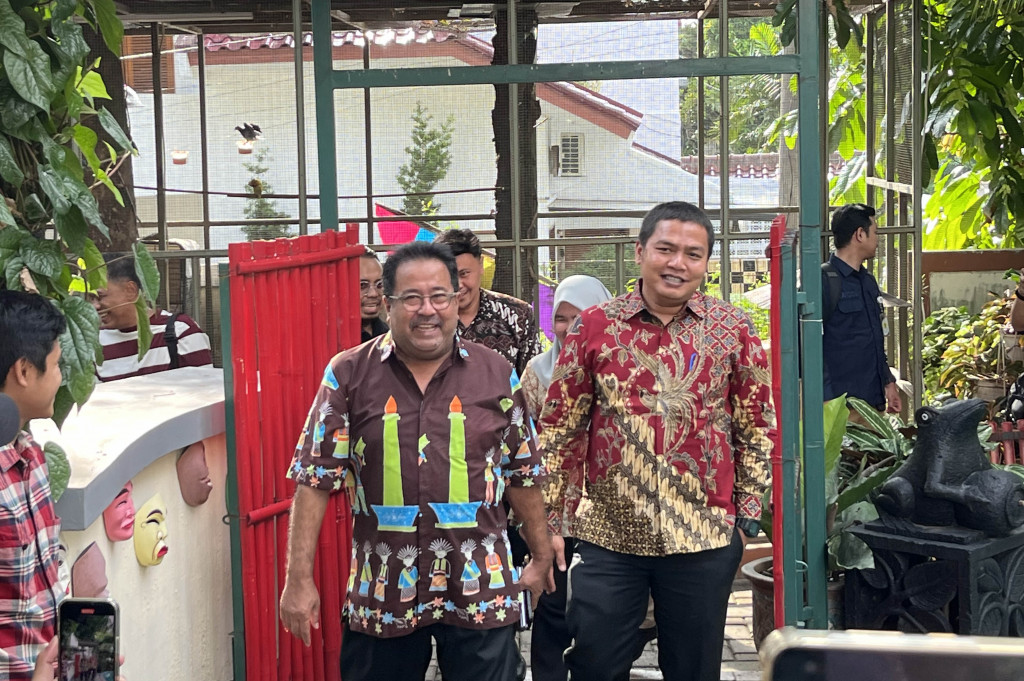 Ketua Komisi Pemilihan Umum (KPU) Jakarta Wahyu Dinata, bersama komisioner KPU Jakarta lainnya mengunjungi kediaman Calon Wakil Gubernur Jakarta Rano Karno atau yang akrap disapa Bang Deol. Kunjungan ini dalam rangka mengantar undangan resmi penetapan pasangan Pramono Anung dan Rano Karno sebagai Gubernur dan Wakil Gubernur Jakarta terpilih periode 2024–2029.