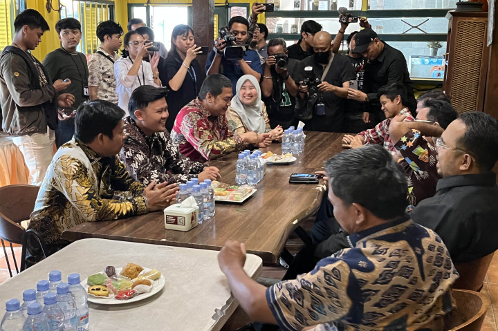 Adapun rombongan KPU Jakarta yang turut hadir yakni Kepala Divisi Perencanaan dan Logistik KPU DKI Jakarta Nelvia Gustina, Ketua Divisi Data dan Informasi KPU Jakarta Fahmi Zikrillah, Kepala Divisi Teknis Penyelenggaraan Pemilu KPU Jakarta Dody Wijaya dan Ketua Divisi Sosialisasi, Pendidikan Pemilih, dan Partisipasi Masyarakat KPU Jakarta Astri Megatari.