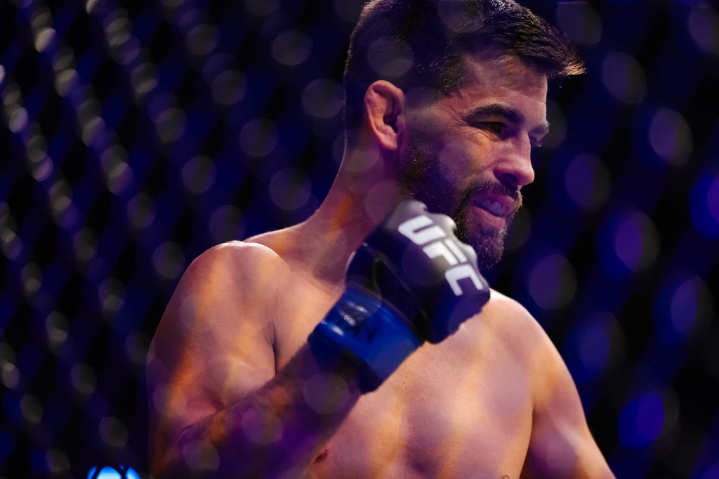 Mantan juara kelas bantam Ultimate Fighting Championship (UFC) Dominick Cruz kembali dari jeda dua tahun untuk menghadapi Rob Font di UFC Seattle, di Amerika Serikat, pada 22 Februari 2025.