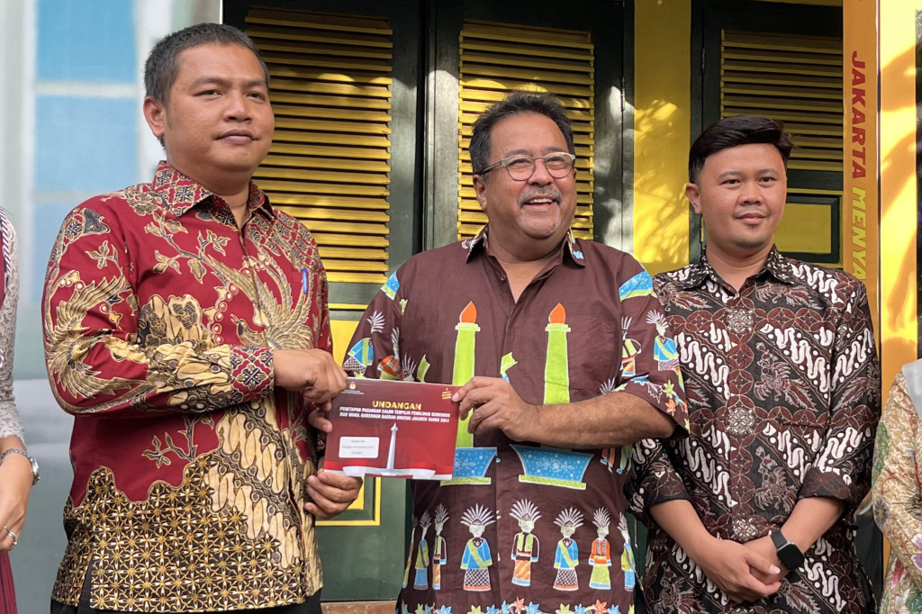 Sebelumnya Wahyu, bersama komisioner KPU Jakarta lainnya bertandang ke kediaman Calon Gubernur Jakarta Promono Anung untuk menyerahkan undangan resmi penetapan