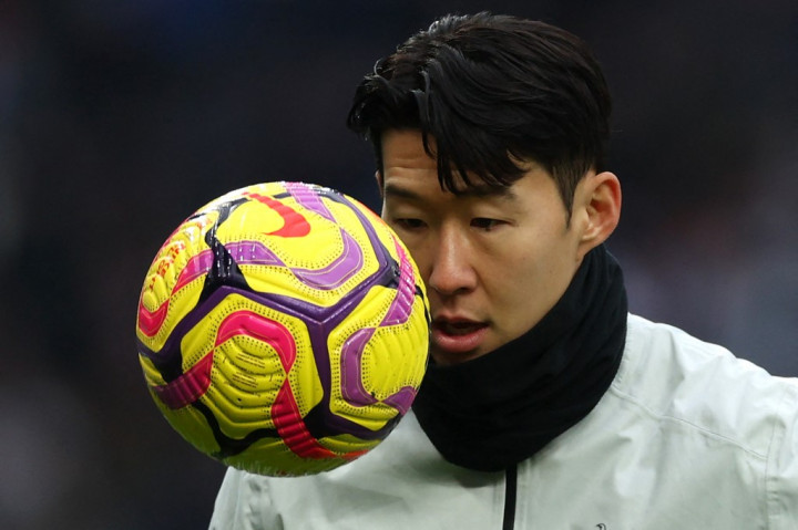 Klub Liga Inggris Tottenham Hotspur resmi memperpanjang kontrak penyerang Son Heung-min dengan masa kontrak satu tahun hingga musim panas 2026.