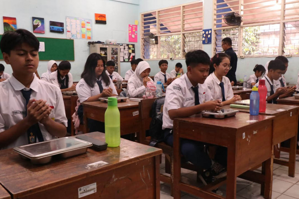 Adapun mekanisme yang akan dijalankan melibatkan berbagai pihak, seperti sampah dapur seperti kulit buah, sisa sayuran, dan bahan organik lainnya di SPPG akan difasilitasi penanganannya. Sedangkan sisa makanan dari sekolah, seperti kulit buah atau sisa makanan yang tidak habis, akan dikumpulkan secara terpisah untuk dimanfaatkan sebagai bahan pakan maggot atau bahan pembuatan kompos.