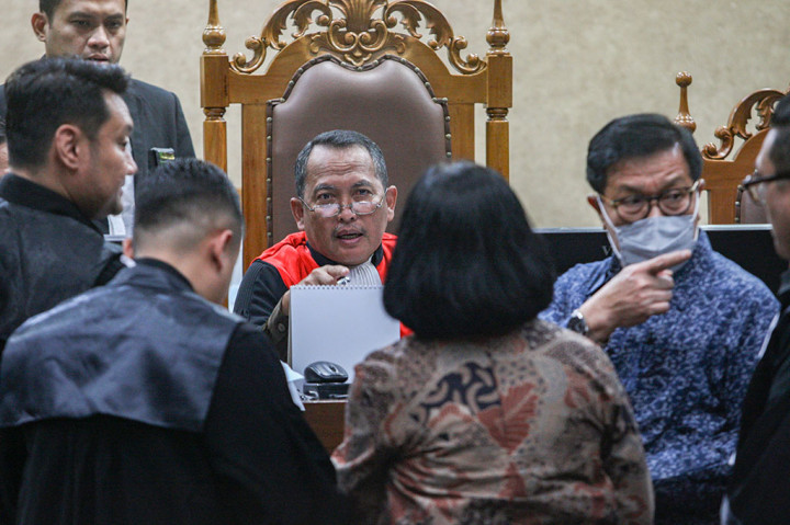 Rita, saat menjadi saksi dalam persidangan perkara tersebut mengaku sampai memarahi sang suami karena telah terjerat dalam kasus itu sehingga menyebabkan seluruh uangnya disita.