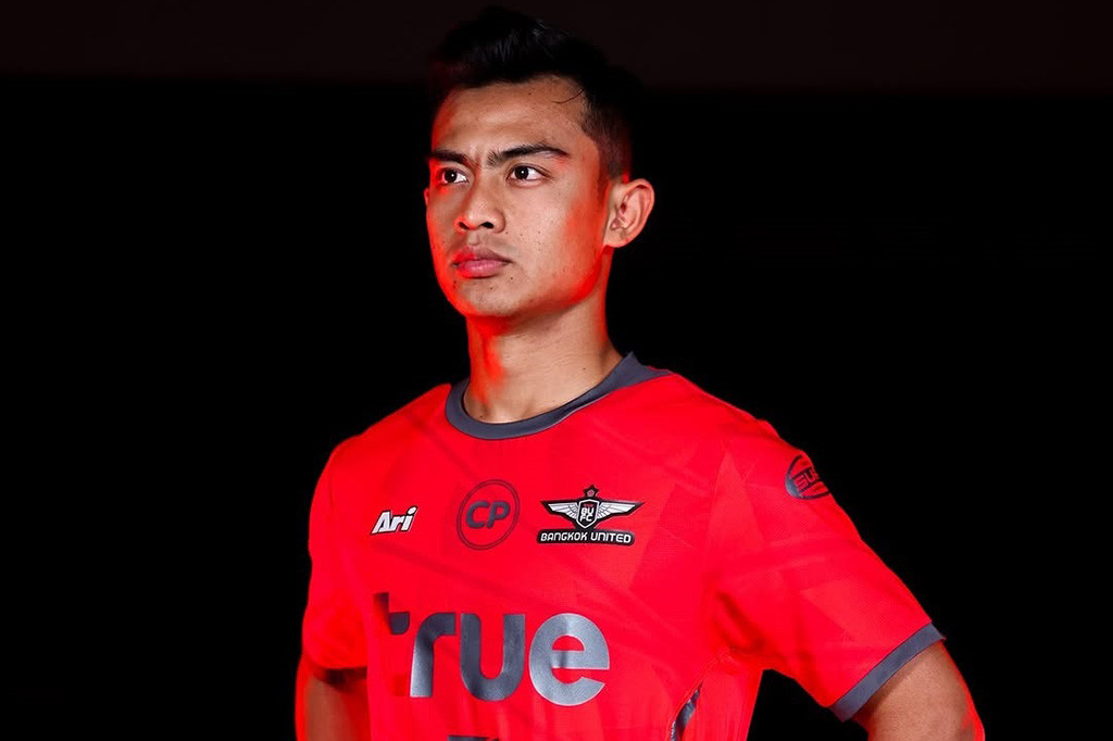 Bersama timnas Indonesia, pemain yang terkenal dengan lemparan jarak jauhnya itu ia membuat 50 penampilan dan menyumbangkan tiga gol. 