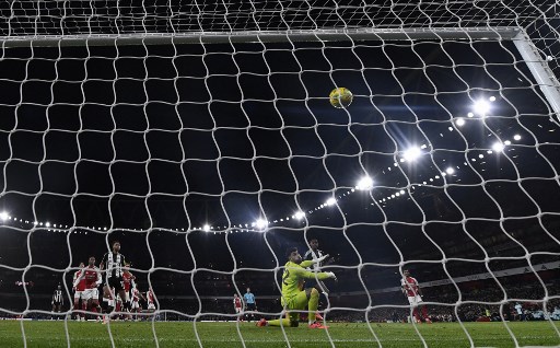  The Magpies berhasil mencuri keunggulan terlebih dahulu pada menit ke-37. Gol berawal saat bola panjang hasil tendangan bebas jatuh ke kaki Alexander Isak, yang dengan mudah melesakkannya masuk ke gawang tuan rumah. Itu merupakan gol ke-14 dari 15 pertandingan terakhir Isak. 