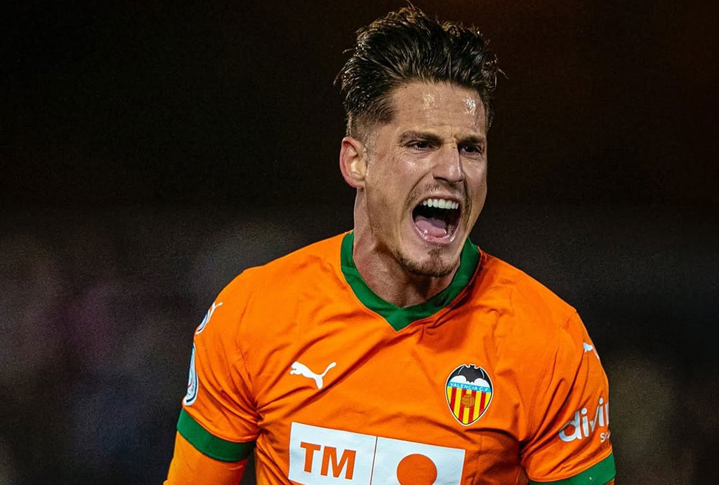 Sergi Canos membuka keunggulan untuk Los Che saat pertandingan baru berusia sembilan menit.