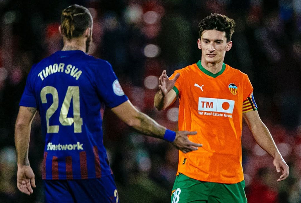 Valencia kesulitan bersaing di Liga Spanyol musim ini dan justru kemungkinan terdegradasi bisa pada akhir musim. Namun mereka menjaga peluang untuk dapat menjuarai Piala Raja untuk pertama kalinya dalam enam tahun terakhir.