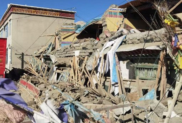 Rumah-rumah rusak parah di Shigatse, wilayah Tibet di barat daya Tiongkok, setelah gempa bumi melanda wilayah tersebut. Jumlah korban tewas akibat gempa bumi berkekuatan magnitudo 6,8 yang mengguncang wilayah Tibet selatan Tiongkok pada Selasa, 7 Januari 2025.