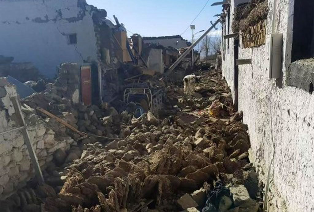 Mereka menambahkan bahwa tim penyelamat menghadapi kondisi suhu yang membeku saat mereka mencari korban selamat di antara reruntuhan.