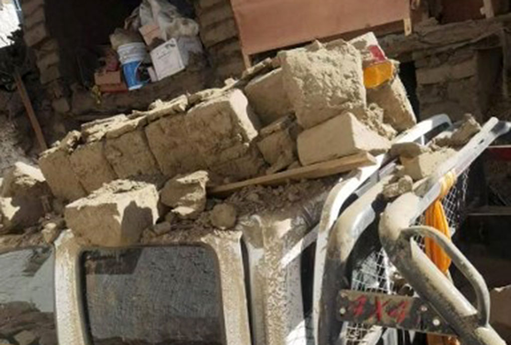 Video dan gambar yang keluar dari Tibet menunjukkan rumah-rumah yang rusak akibat lumpur akibat gempa sementara petugas penyelamat sedang mencari orang-orang yang terjebak.