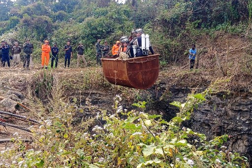 Tim pencari India termasuk penyelam militer bekerja untuk mencapai sedikitnya sembilan penambang batu bara yang terjebak di bawah tanah setelah air membanjiri terowongan sehari sebelumnya.