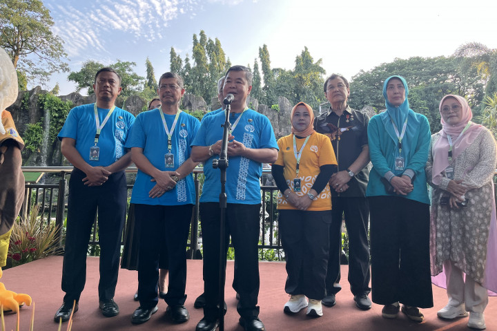 Pejabat (Pj) Gubernur Jakarta Teguh Setyabudi meresmikan logo dan maskot baru Taman Margasatwa Ragunan. Adapun maskot saat ini adalah elang bondol atau biasa disebut Elbo yang melambangkan kegigihan.