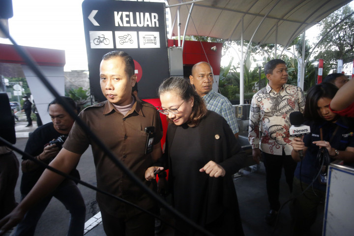 Tio hadir sekitar pukul 11.10 WIB. Dia menggunakan busana serba hitam saat mendatangi Gedung Merah Putih KPK.