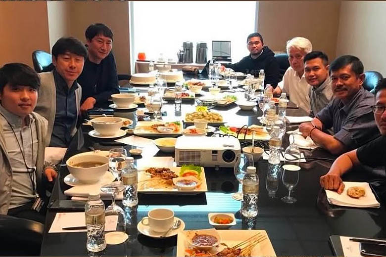 Dalam akun Instagram-nya yang ia beri judul 'Setiap Pertemuan ada Perpisahan', Indra memamerkan kebersamannya dengan Shin sejak keduanya pertama kali bertemu pada Desember 2019.