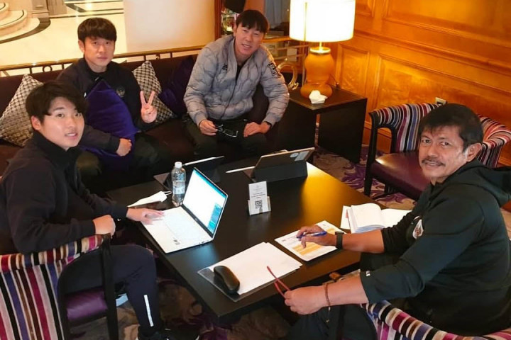 Pelatih timnas U-20 Indonesia Indra Sjafri mengenang kebersamannya dengan Shin Tae-yong setelah pelatih asal Korea Selatan itu diputus kontraknya oleh PSSI pada Senin, 6 Januari 2025.