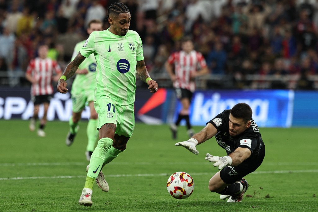 Barcelona akan menghadapi pemenang semifinal lainnya antara Real Madrid dan Mallorca pada partai final yang digelar di King Abdullah Sports City, Jeddah, Senin dini hari pukul 02.00 WIB.