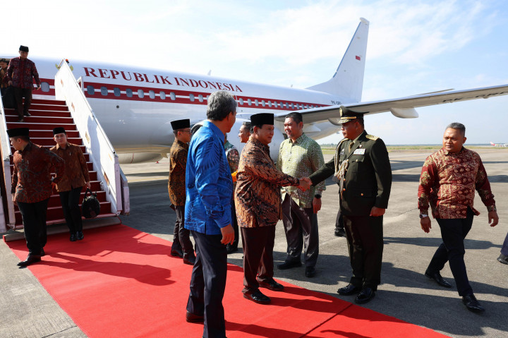Kedatangan Presiden Prabowo disambut oleh Menteri Luar Negeri Malaysia Mohamad Hasan, Duta Besar Indonesia untuk Malaysia Indera Hermono, dan Atase Pertahanan RI Brigadir Jenderal Winarno.