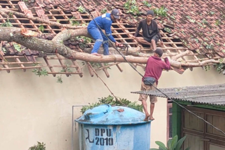 Longsor ini juga menutup akses jalan yang menghubungkan lima dusun yakni Dusun Tempel, Jetis, Kalisonggo, Ngrancah dan Nglengkeh. Warga yang hendak beraktivitas melalui jalan tersebut terpaksa melalui jalan lain memutar lebih jauh sekitar 2 kilometer.