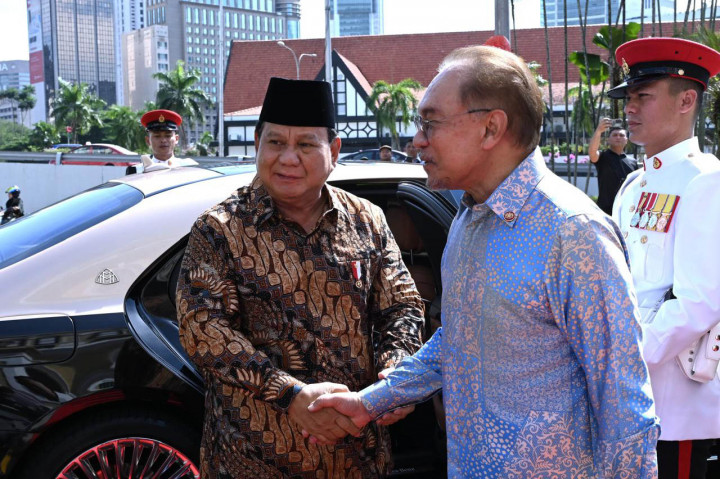 Presiden Prabowo Subianto bertemu dengan Perdana Menteri (PM) Malaysia Anwar Ibrahim pada Kamis, 9 Januari 2025, di Rumah Tangsi, Kuala Lumpur, Malaysia. Pertemuan ini dibalut dengan makan siang bersama.
