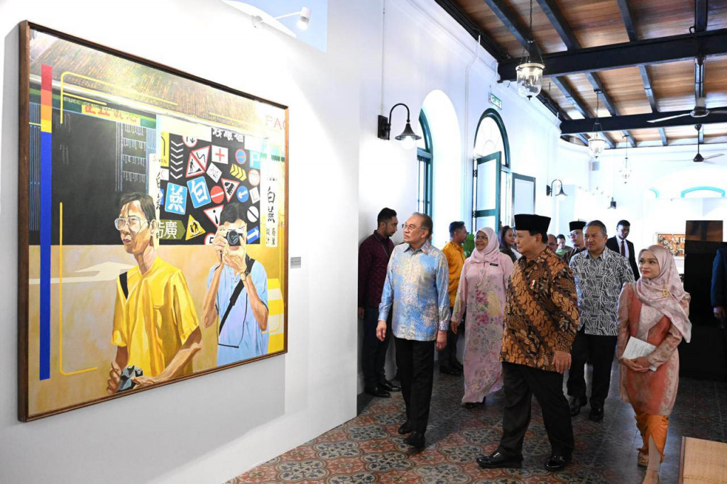 Saat tiba di Rumah Tangsi, Prabowo disambut dengan hangat oleh PM Anwar. Selanjutnya, Presiden Prabowo dan PM Anwar berjalan masuk menuju beranda Rumah Tangsi untuk melihat salah satu landmark dari Malaysia yaitu Menara Petronas. 